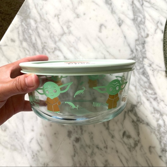 Pyrex 4-cup container-Star Wars- Baby Yoda - Picture 3 of 5